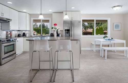Aloha House | Fantastic Home in Cul-de-sac, Huge Yard, BBQ, New Kitchen, Ping Pong, 10 Miles to Downtown Portland