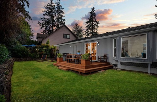 Aloha House | Fantastic Home in Cul-de-sac, Huge Yard, BBQ, New Kitchen, Ping Pong, 10 Miles to Downtown Portland