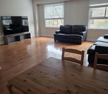 Fisherville House | fantastic King Sized Bedroom