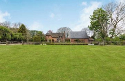 Swindon Cottage | Fantastic large Thatched country 4 Bedroom Cottage in own grounds