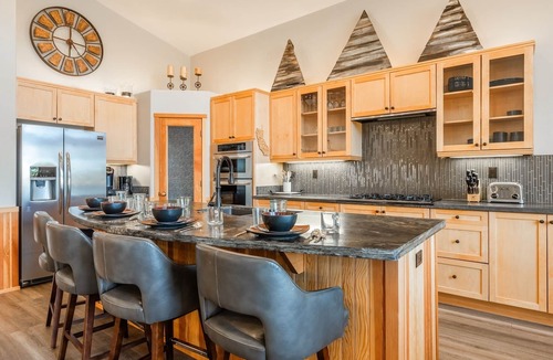 Mammoth Lakes House | Fantastic Mountain Townhome! Shared Hot Tub! Pool Table! Views!