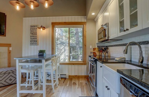 Century West Condo | Fantastic Mt. Bachelor Villiage Escape, 10 min to Downtown & Old Mill, Deck, River Trails, Fireplace
