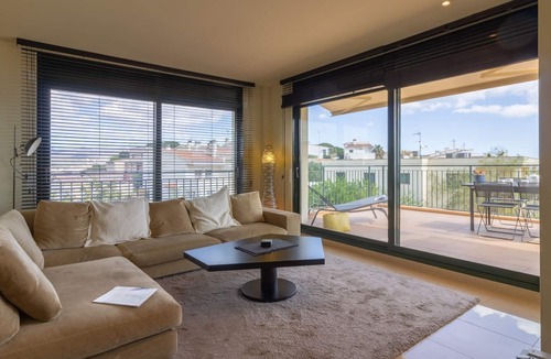 Llanca Apartment | Fantastic penthouse located in the area of La Coma in Llançà, 250 meters from the beach of Les Tonyines, with a magnificent terrace overlooking the sea.
