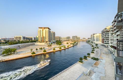 Al Raha Beach Apartment | Fantastic Rooftop Pool - Full Canal Views - Spacious 1 BDR Designed by Designer - 5 min walk from Space42 Arena