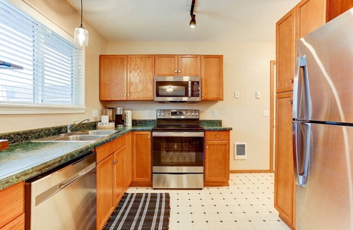 Redmond House | Fantastic Single Level Retreat, Pet Friendly, Near Downtown Redmond, Fenced Yard, AC, Washer/Dryer