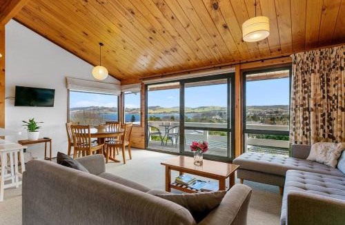Hilltop House | Fantastic views - comfortable and tidy Townhouse