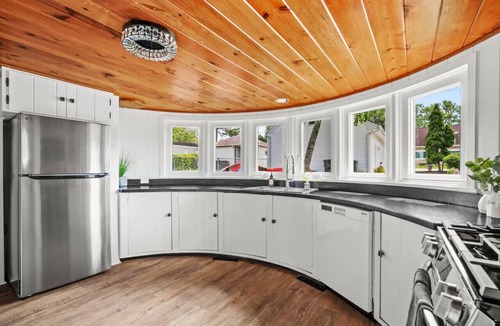Pewaukee House | Fantastic Voyage on Pewaukee Lake| Location, Comfort, Experience