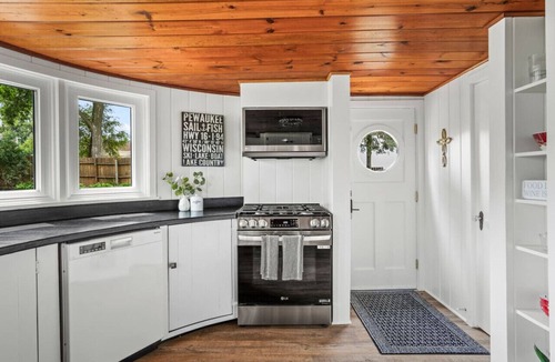 Pewaukee House | Fantastic Voyage on Pewaukee Lake| Location, Comfort, Experience
