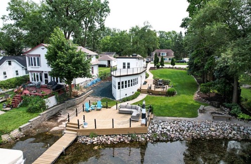 Pewaukee House | Fantastic Voyage on Pewaukee Lake| Location, Comfort, Experience