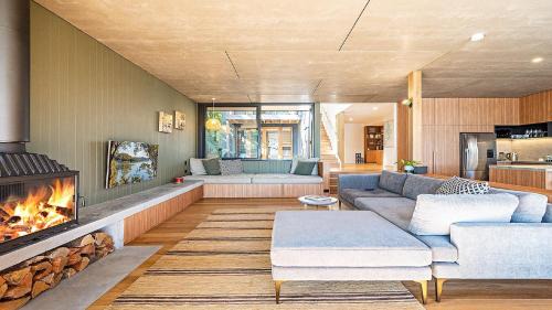 Pretty Beach House | 'Fantastic Waterfront Beach House' by HolidayCo
