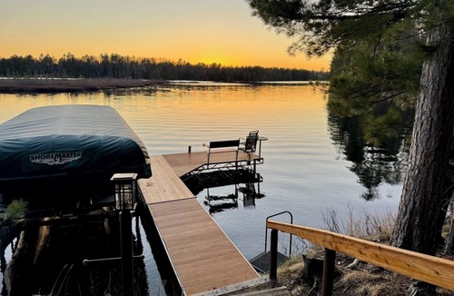 Conover House | FANTASTIC waterfront home-Sleeps 12! Close to trails with WiFi, AC, fireplace!