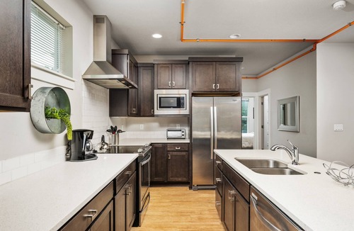 Woodstock House | Fantastic Woodstock Townhouse, Pet Friendly Huge Open Floor Plan, All New Décor, 4 Miles to Portland