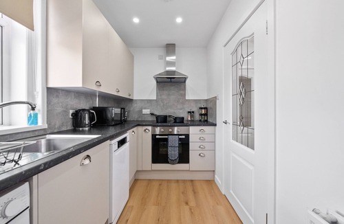 Hamilton Apartment | Fantastically positioned ground floor apartment in centre of Hamilton