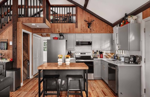 Front Royal Cabin | Far View Shenandoah | Hot Tub, Movie & Game Room, Valley Views | 3BR & Sleeps 6