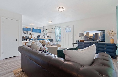 Montopolis House | Farbenfroh, 3BD Home, Large Backyard, 5 minute to Downtown, King Size Master Bed