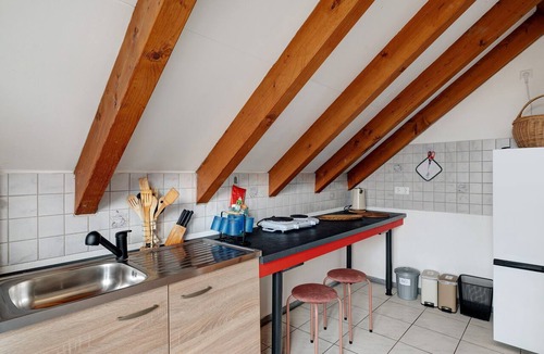 Niederbuhl Apartment | Farbenglück Apartment – Bright, Spacious Flat with Balcony, Great Connections, Large Bathroom