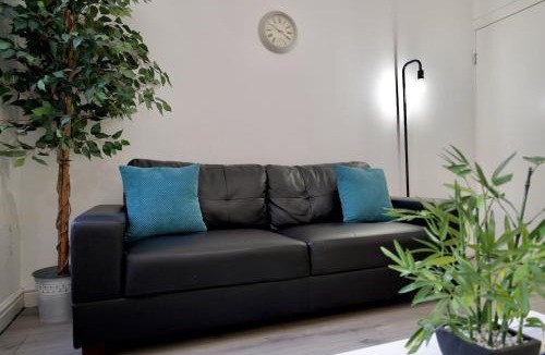 Coventry House | Fargo Villa Coventry - Walk to City Centre & University, Free Parking, Wi-Fi
