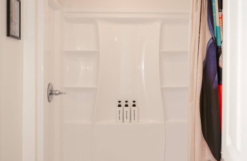 West Newton House | Farm Ranch/Huge Hot tub/Retro/Solar/15 Downtown