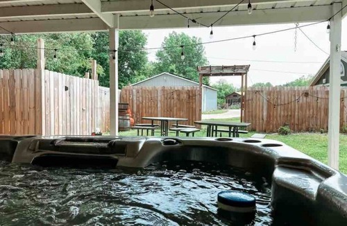 West Newton Apartment | Farm Ranch Huge Hot tub Retro Solar 15 Downtown
