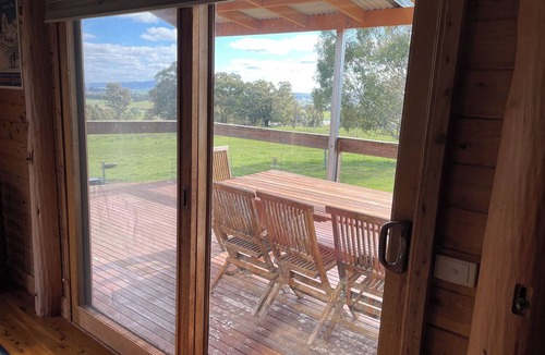 Merrijig House | Farm stay, log cabin (sleeps 8-10) Thirty minutes to Mt Buller lifts!