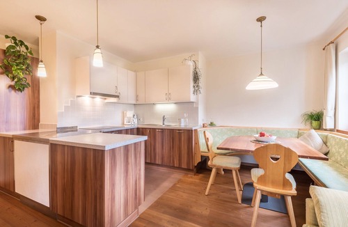 Albions Apartment | Farm Vacations - "Fewo Tofana Paalhof" with Wi-Fi & Garden