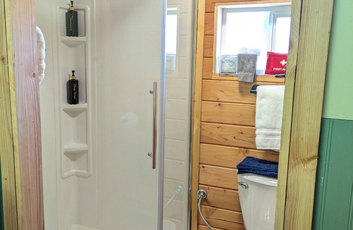 Brew Bay House | Farmhouse cabin on 33 acre farm