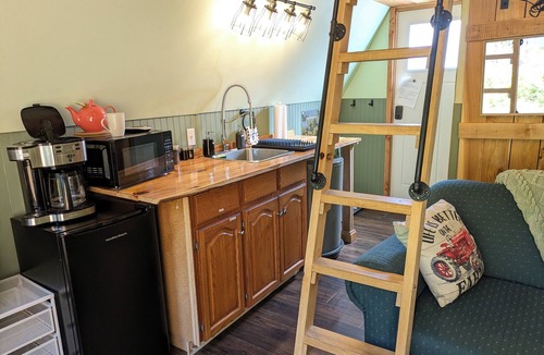 Brew Bay House | Farmhouse cabin on 33 acre farm