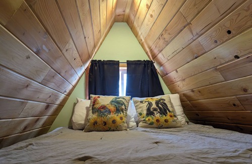 Brew Bay House | Farmhouse cabin on 33 acre farm