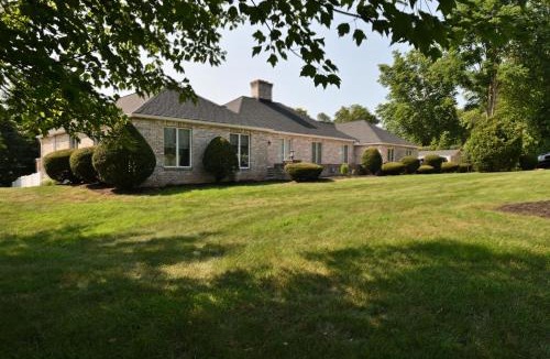 Ono House | Farmhouse in Hershey