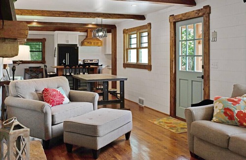 King House | Farmhouse just minutes from Hanging Rock, sister property next door ID#3934130