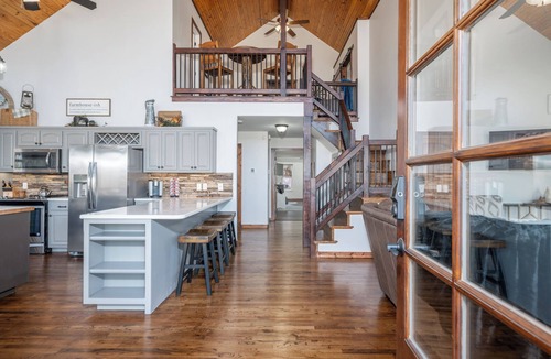 Bixby House | Farmhouse on 160 Acres. Stocked Ponds, Firepits. Just 30 minutes from Tulsa!
