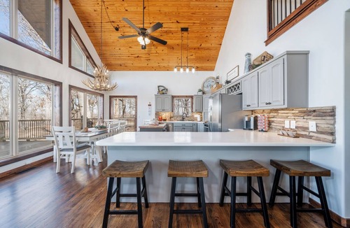 Bixby House | Farmhouse on 160 Acres. Stocked Ponds, Firepits. Just 30 minutes from Tulsa!