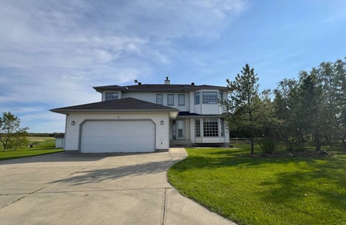 Sherwood Park House | Farmhouse retreat, 10 mins from the city. Modern amenities in a country setting.