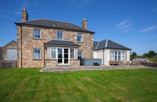 Bishopton House | Farmhouse Retreat with Large Hot Tub