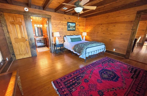 Ledbetter House | Farmhouse + Studio 15 Mins to Round Top