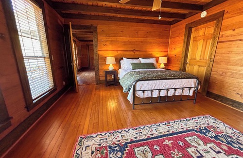Ledbetter House | Farmhouse + Studio 15 Mins to Round Top