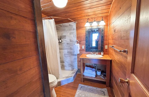 Ledbetter House | Farmhouse + Studio 15 Mins to Round Top