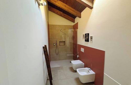 Galliate Bed & Breakfast | Farmhouse with exposed beams and bricks, breakfast included (Chilli)