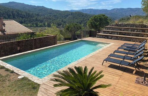 Riudecanyes House | Farmhouse with reservoir views near Tarragona