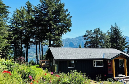 Stevenson House | Farmstead Haven - River Views, Sauna