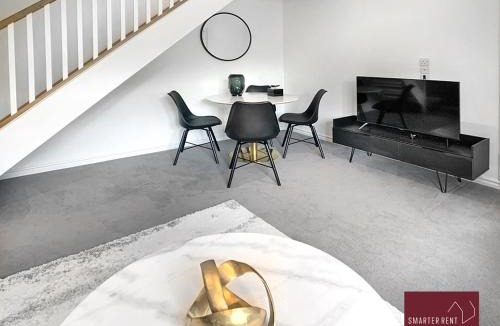 Rushmoor District House | Farnborough - Pets Welcome Parking