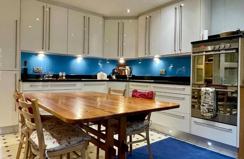 Farnham Apartment | Farnham Haven: Unique Home with Courtyard