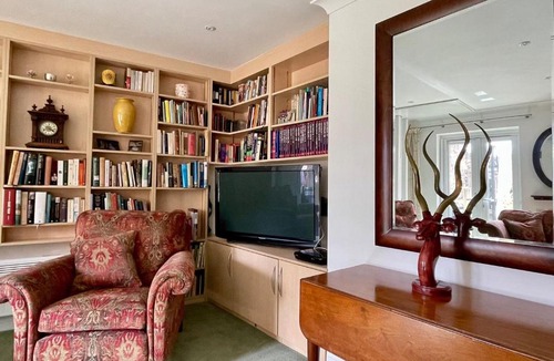 Farnham Apartment | Farnham Haven: Unique Home with Courtyard
