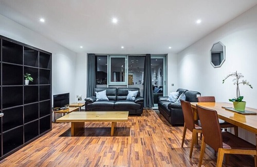 Bow Apartment | Fascinating 2 Bed Apartment Near Bow Road Station