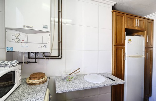 Extramurs Apartment | Fast-E WiFi/On-St parking/Metro Hub @290m/Cafe Society Enclave.