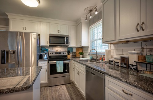 Clemmons House | Fast Internet - Minutes to Atrium Health WFBMC - Car Rental Option - Frog House