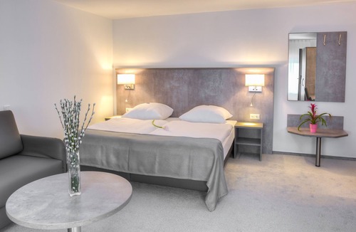Hunerbach Hotel | Fast Lane Hotel