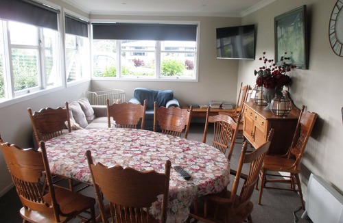Piopio Hotel | Fat Owl Motel, Bar & Eatery