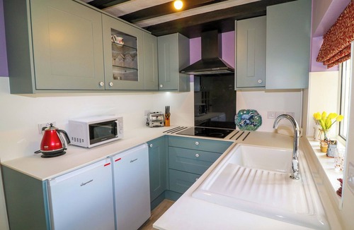 Edwinstowe Cottage | FAYE COTTAGE, pet friendly, character holiday cottage in Edwinstowe