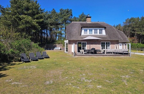Buren Villa | Fazant is a comfortable villa with sauna and Jacuzzi, in a dune environment.